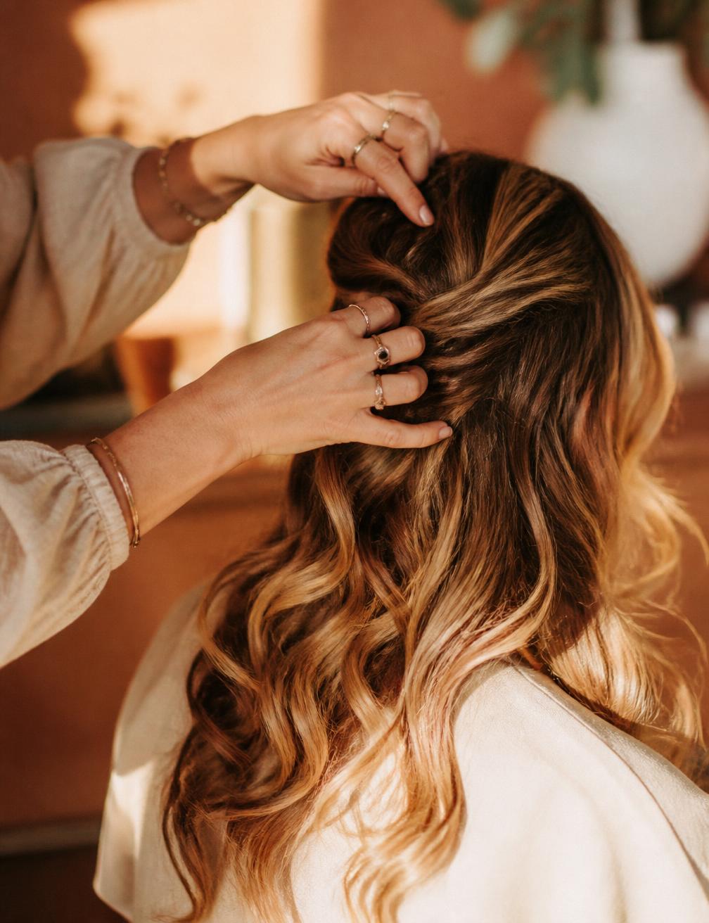 Coiffure travaillée à la main dans une lumière chaude